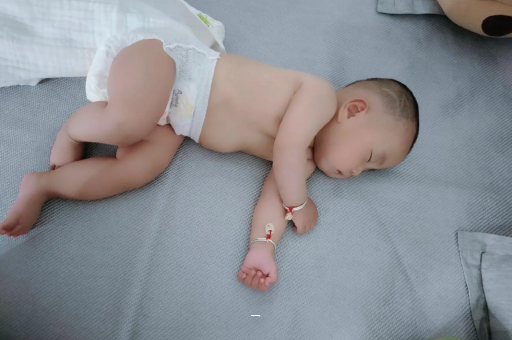 梅河口宝宝脸上有白色斑块